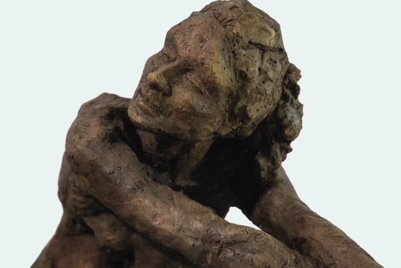 Bronzeplastik einer Frau, die ihren Kopf nach oben reckt.