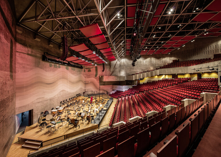 Auditorium und Bühne des größten Hörsaals der Universität Regensburg