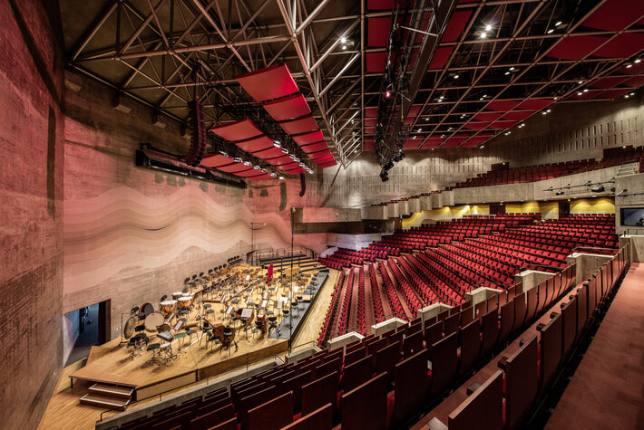 Auditorium und Bühne des größten Hörsaals der Universität Regensburg (öffnet Vergrößerung des Bildes)