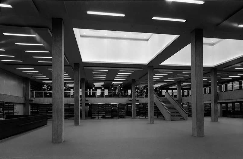Innenraum der Bibliothek (öffnet Vergrößerung des Bildes)