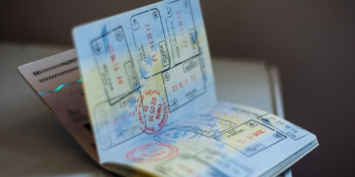 Ein Reisepass liegt offen auf einem Tisch. Es sind zwei Seite mit vielen Stempeln zu sehen. 