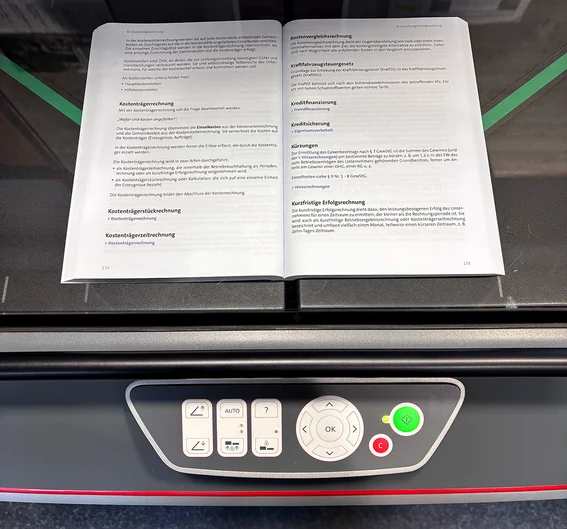 Buch liegt in Farbbuchscanner (öffnet Vergrößerung des Bildes)