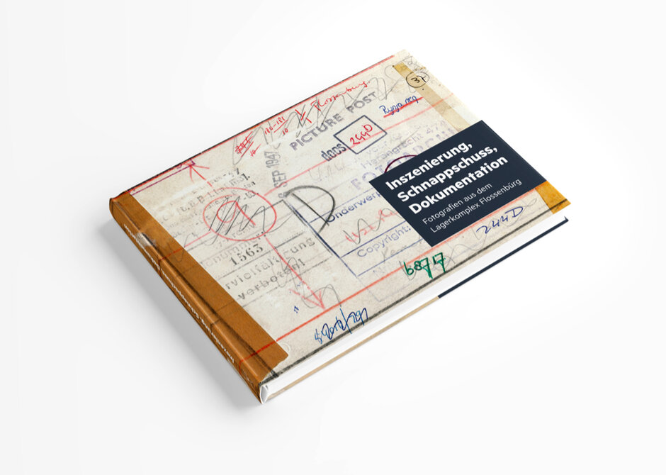 Ein querformatiges Buch mit dem Titelaufdruck: Inszenierung, Schnappschuss, Dokumentation. Fotografien aus dem Lagerkomplex Flossenbürg"