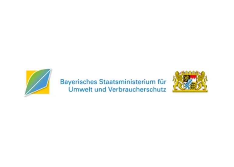Das Bild zeigt den Schriftzug Bayerisches Staatsministerium für Umwelt und Verbraucherschutz. Rechts daneben ist das Bayerische Wappen und links daneben ein grünes Blatt auf gelbem Grund.