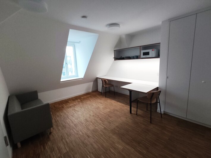 desk and closet (öffnet Vergrößerung des Bildes)