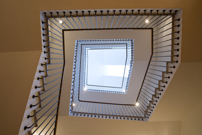 Treppenhaus von unten fotografiert (öffnet Vergrößerung des Bildes)