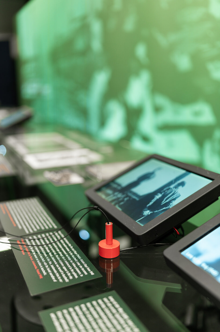 Informationstexte und Displays in der Ausstellung "Ende der Zeitzeugenschaft?", die in der Zentralbibliothek der Universität Regensburg zu sehen war.