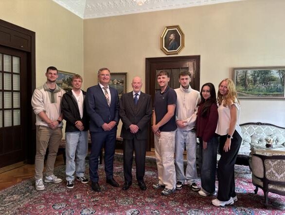 Gruppenfoto beim Treffen der Studierenden der Hochschule Coburg mit Tsar Simeon II. von Sachsen-Coburg und Gotha