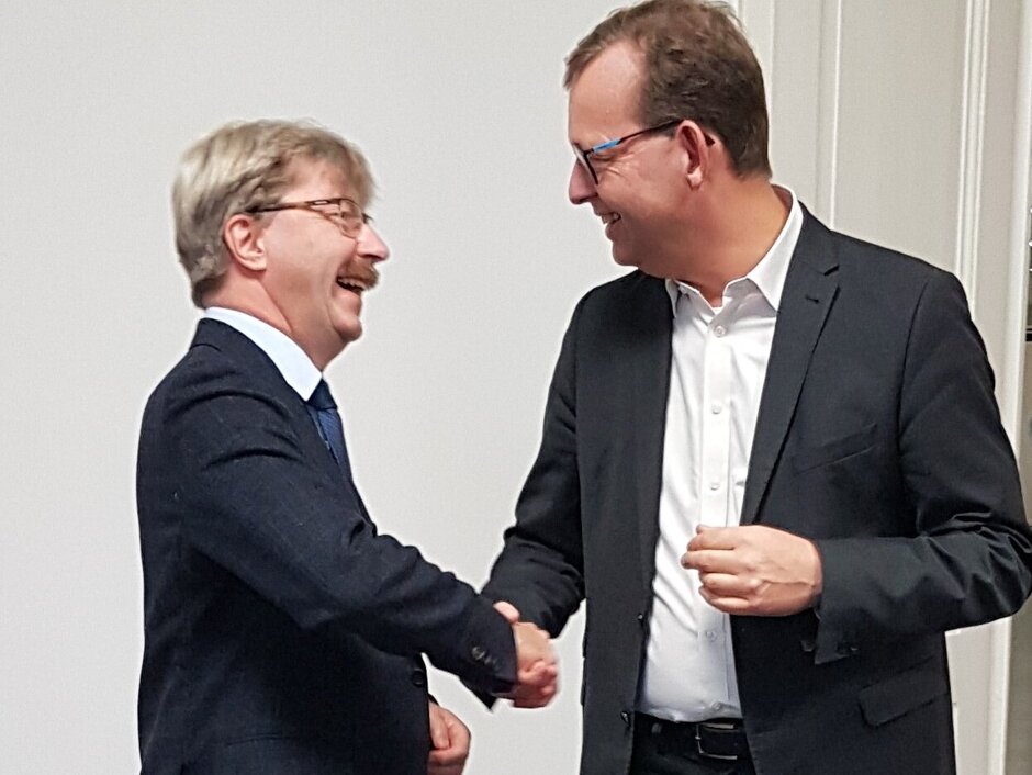 Prof. Kingreen und Rechtsanwalt Dr. Seiler begrüßen sich per Handschlag. (öffnet Vergrößerung des Bildes)