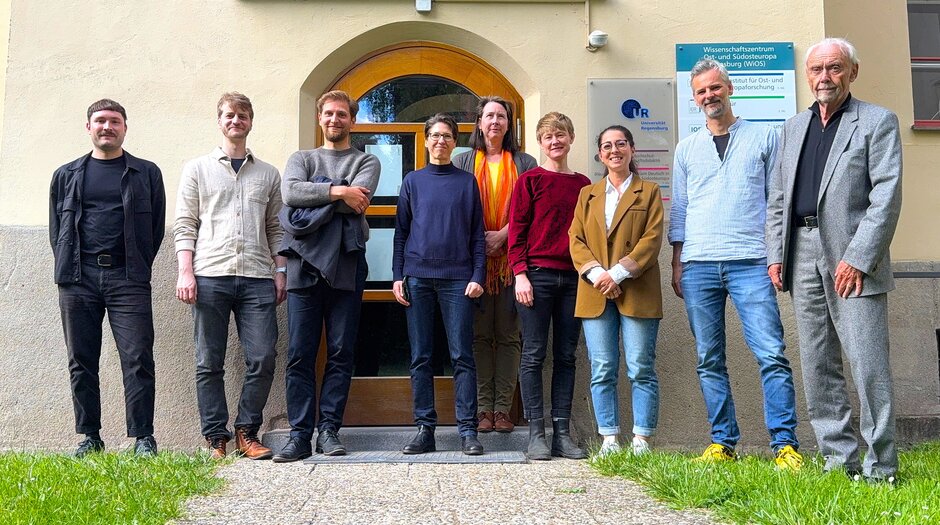 Sommerworkshop 2025 in Regensburg, Teilnehmende vor Gebäude