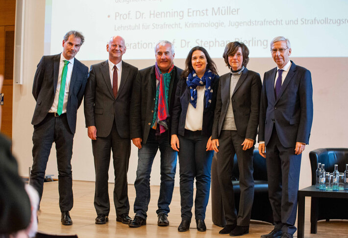 Gruppenbild mit sechs Personen in formeller Kleidung. (öffnet Vergrößerung des Bildes)