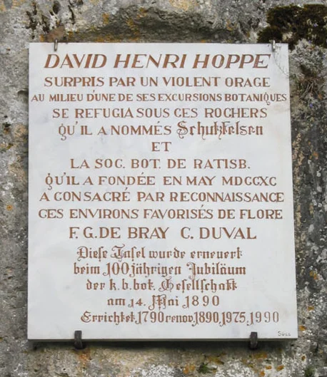 Diese Tafel brachten François Gabriel de Bray und Charles François Duval am Schutzfelsen an (öffnet Vergrößerung des Bildes)