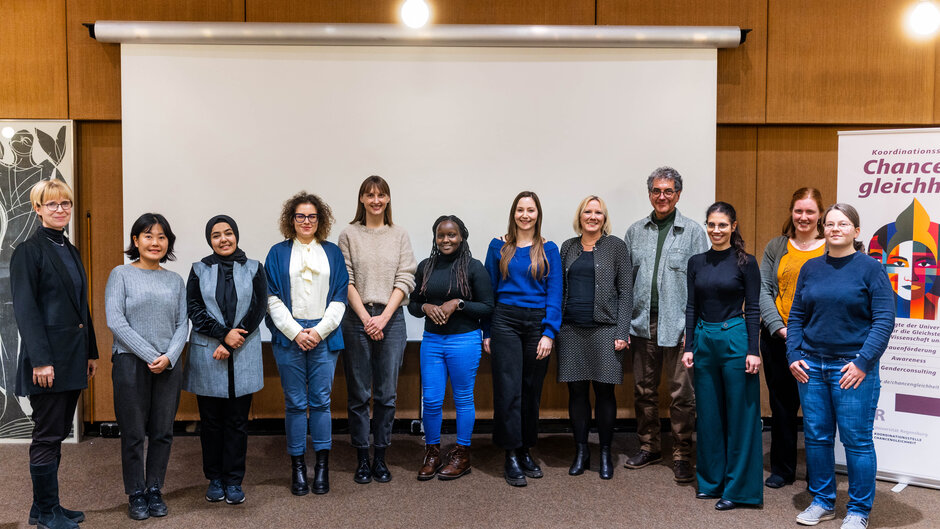 Gruppe stehender Personen. (öffnet Vergrößerung des Bildes)