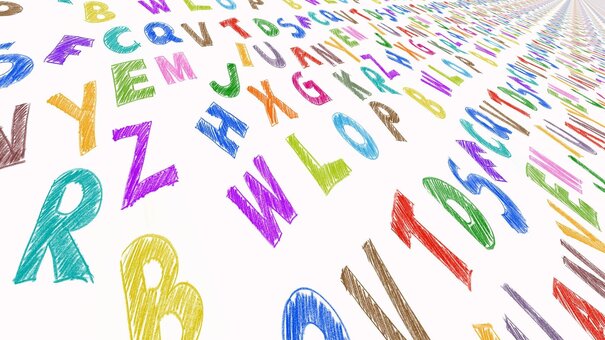 Bunte Buchstaben durcheinander angeordnet