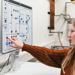 Person, die auf Control Unit zeigt