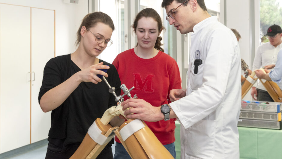 Dr. Westhauser mit Studierenden