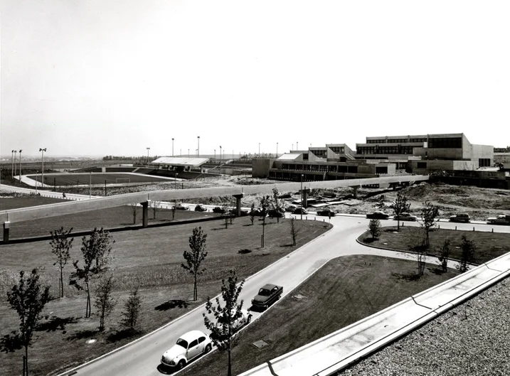 Fußgängerbrücke zum Sportzentrum (öffnet Vergrößerung des Bildes)