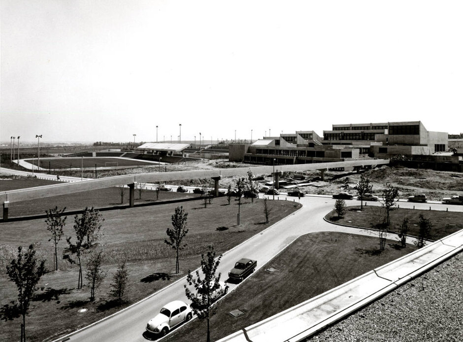 Fußgängerbrücke zum Sportzentrum (öffnet Vergrößerung des Bildes)