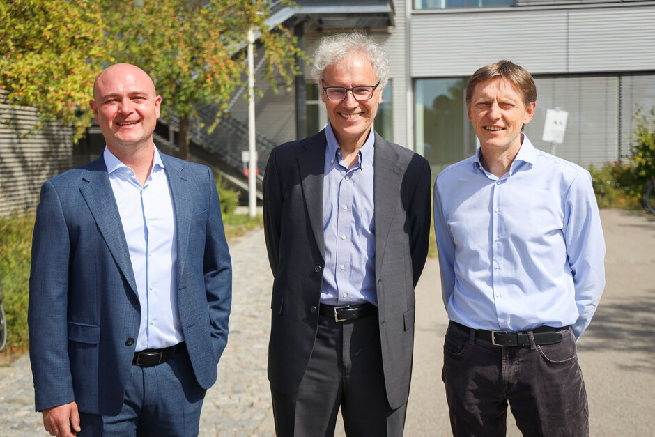 Gruppenfoto: Drei Männer vor einem Gebäudeteil des Universitätsklinikums Regensburg (öffnet Vergrößerung des Bildes)
