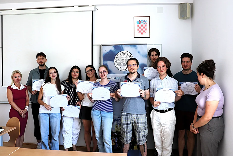 Urkundenverleihung an die Teilnehmende der Sommerschule zum Thema „Copyright Law in the Digital Era: Media, Creativity and AI” an der Juristischen Fakultät der Universität Zagreb