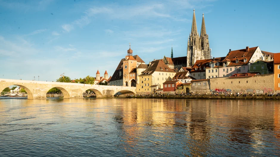 Blick über die Donau auf die Steinerne Brücke und die Altstadt von Regensburg (öffnet Vergrößerung des Bildes)