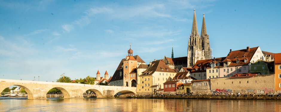 Blick über die Donau auf die Steinerne Brücke und die Altstadt von Regensburg