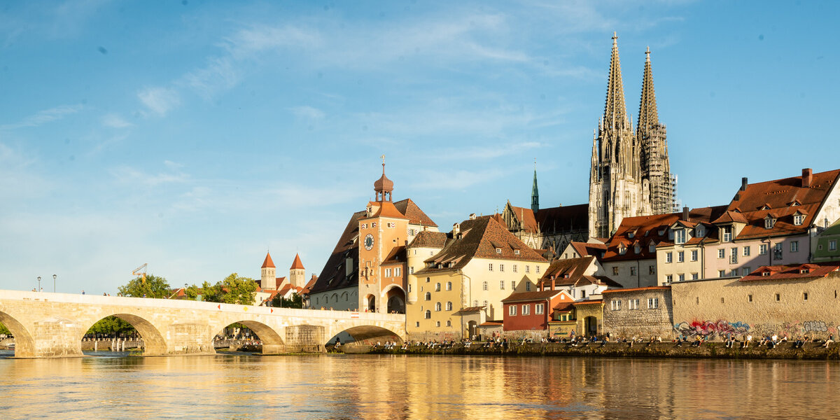 Blick über die Donau auf die Steinerne Brücke und die Altstadt von Regensburg