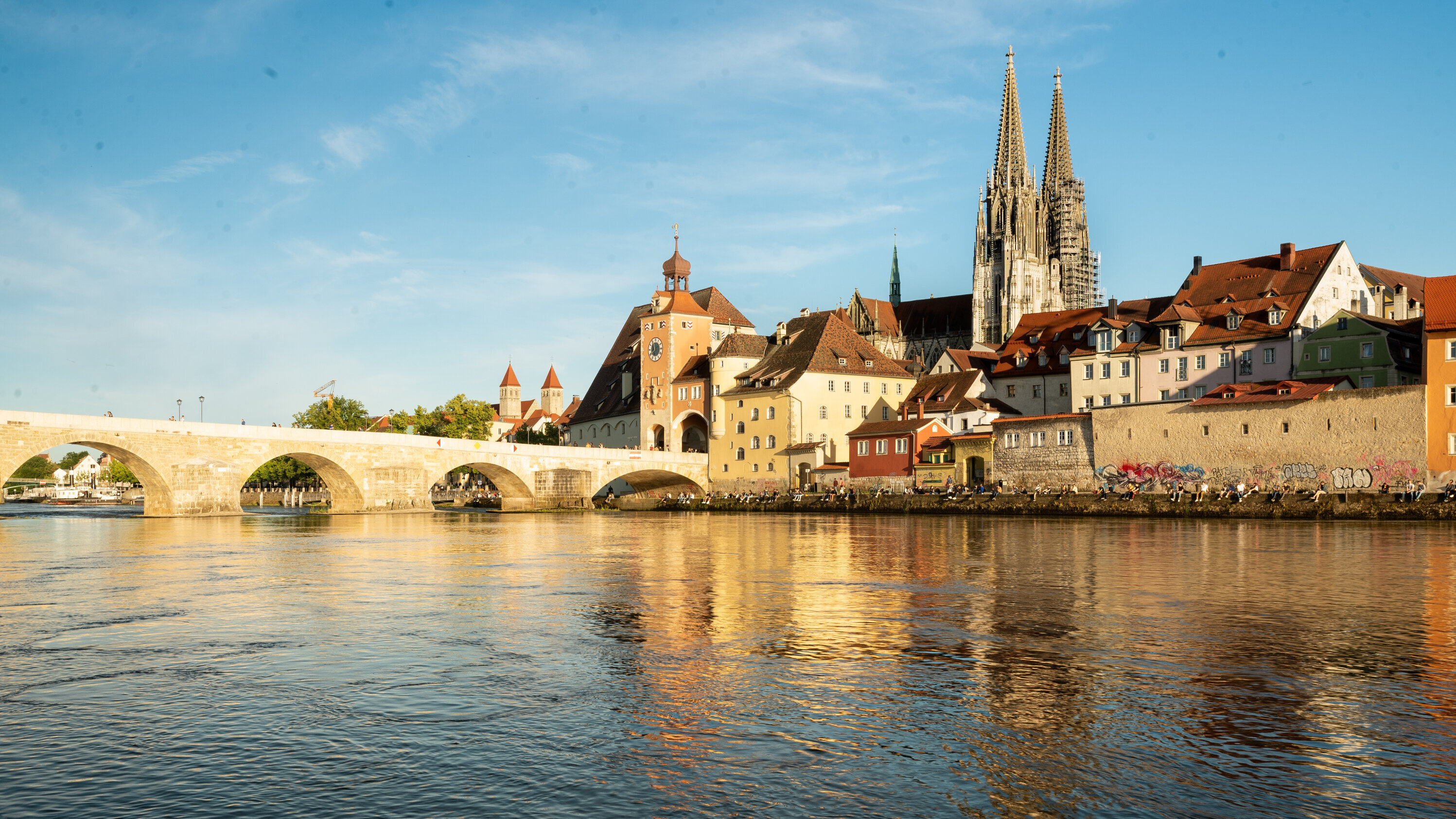 Blick über die Donau auf die Steinerne Brücke und die Altstadt von Regensburg (öffnet Vergrößerung des Bildes)