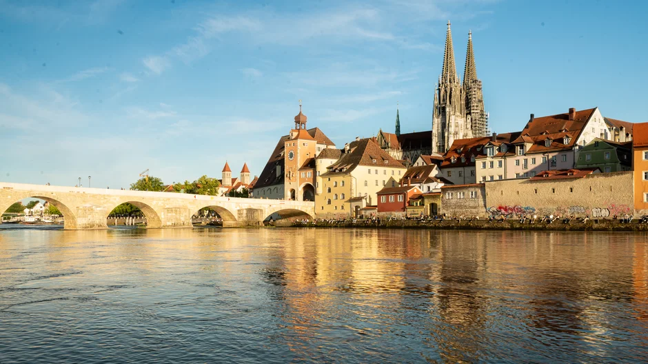 Blick über die Donau auf die Steinerne Brücke und die Altstadt von Regensburg
