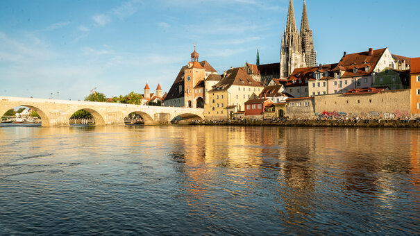 Blick über die Donau auf die Steinerne Brücke und die Altstadt von Regensburg