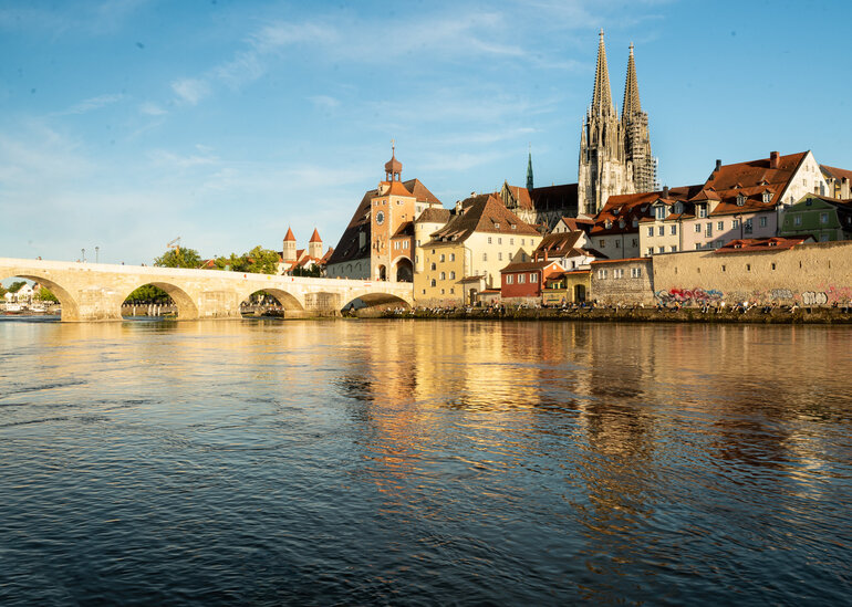 Blick über die Donau auf die Steinerne Brücke und die Altstadt von Regensburg