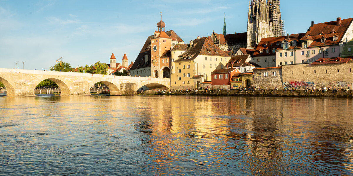 Blick über die Donau auf die Steinerne Brücke und die Altstadt von Regensburg