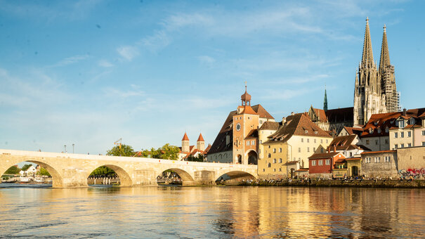 Blick über die Donau auf die Steinerne Brücke und die Altstadt von Regensburg