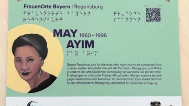 Plakette der FrauenOrte Bayern für May Ayim