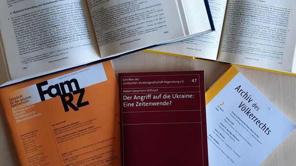 Bild mit Forschungsliteratur von Robert Uerpmann-Wittzack