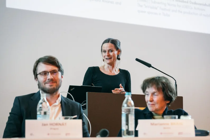 Anne Brüske am Rednerpult eines Hörsaals während einer Konferenz.