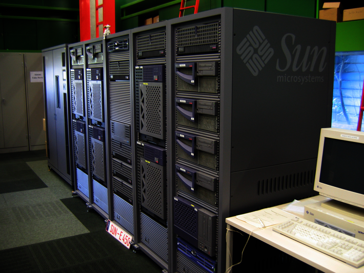 Sun E[nterprise] 450 war ein Blade/Rack-basiertes System mit CPU "UltraSPARC III" mit Solaris 8 bzw 9 (nutzte später die Verwaltung) (öffnet Vergrößerung des Bildes)