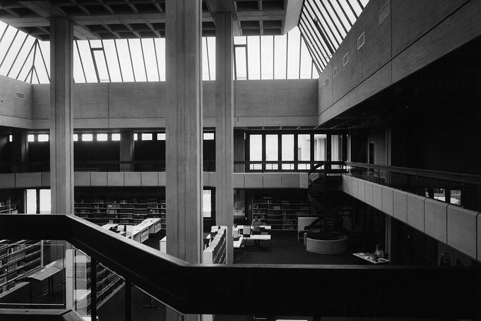 Blick von der umlaufenden Galerie in den Katalogsaal (öffnet Vergrößerung des Bildes)