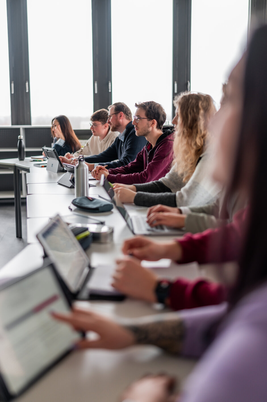 Studierende im Seminarraum mit Tablets