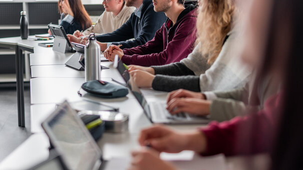 Studierende im Seminarraum mit Tablets