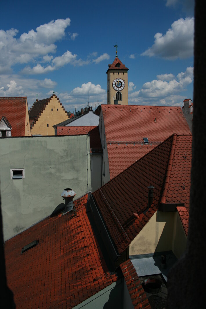 Blick aus dem Fenster über die Dächer von Regensburg (öffnet Vergrößerung des Bildes)