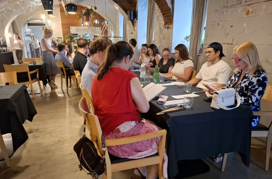Studierende und Referenten der Sommerschule Zagreb 2026 beim Abendessen in einem Zagreber Gasthaus