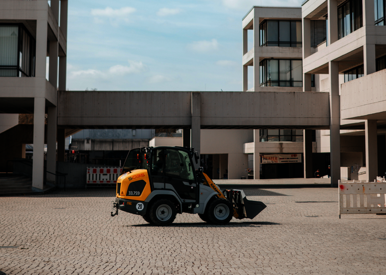 Baustellenfahrzeug, das auf dem Forum der Uni Regensburg fährt