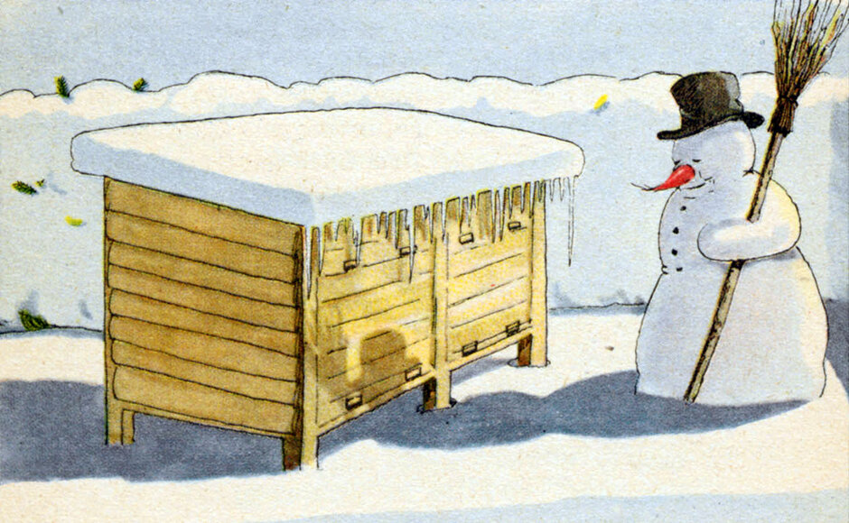 Illustration aus der lustigen Bienefibel. Zu sehen ist eine schneebedeckte Gartenhecke, eine Holzkiste und ein Schneemann samt Hut und Besen.