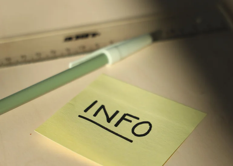 Infozettel mit Stift und Lineal