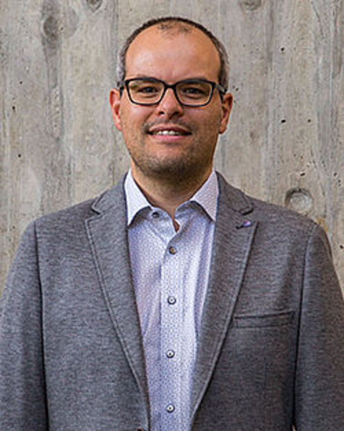 Porträt von Herrn Prof. Dr. Fabian Kindermann. (öffnet Vergrößerung des Bildes)