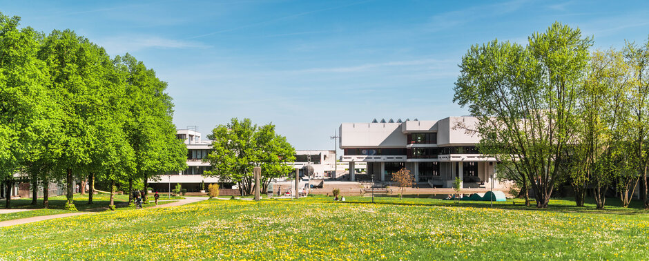 Campus der Universität Regensburg im Frühling