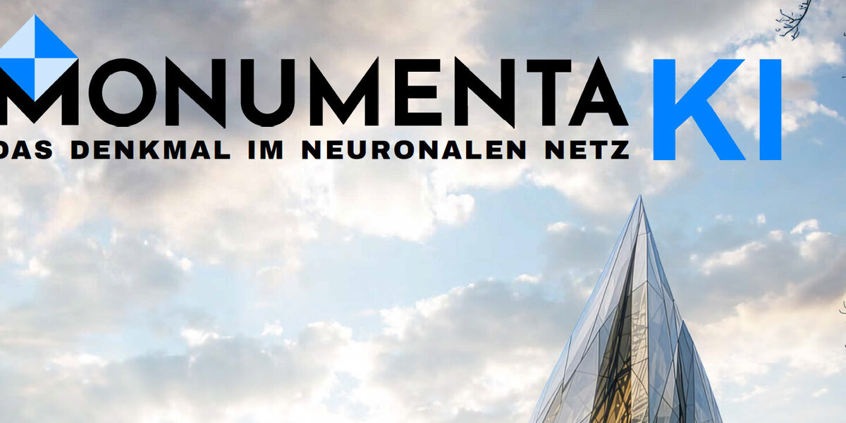 Schriftzug der Ausstellung „MONUMENTA KI – Das Denkmal im Neuronalen Netz“. Es zeigt eine digital verfremdete Architektur