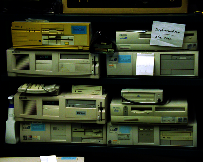 Alte Rechner: [links oben, vergilbt:] AcerMate 600, ATAPI-HDD, HP Vectra VL (slim), HP Vectra VL (in mehreren Ausführungen, links unten auch mit ZIP-Drive), externer CD-Brenner 8x (öffnet Vergrößerung des Bildes)