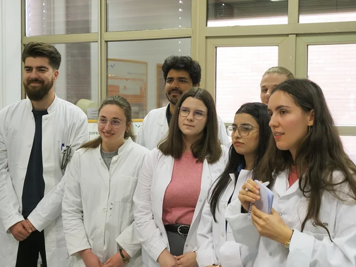 Studierende im Labor